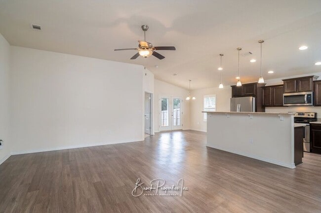 Building Photo - 5515 Peach Dr