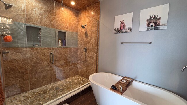 Building Photo - Modern 4 Bedroom 5 Bath Townhome - With Lots of Natural Light and Great Views!
