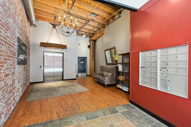 Building Photo - Luxurious Corner 2 BR/ 2 BA Franklin Loft ...