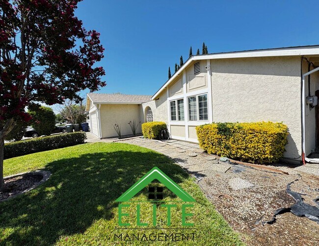 Building Photo - Charming 3?Bed/2?Bath Rosemont Ranch — Mod...