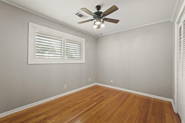 Building Photo - 5319 Saxon Dr