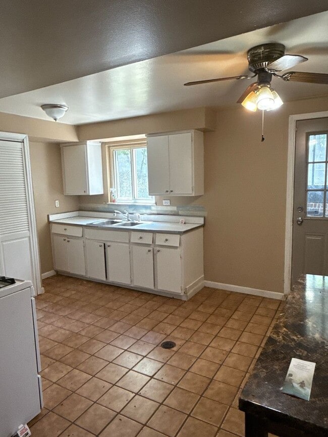 Building Photo - 4 Bedroom home in Clinton Township