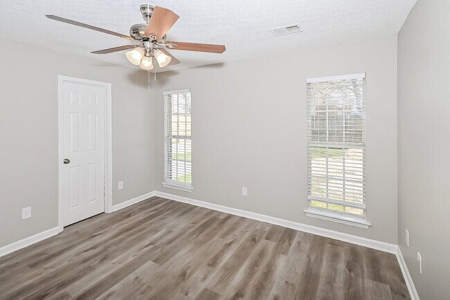 Building Photo - 5370 Russell Dr