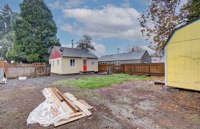 Building Photo - Charming 1+bd, 1ba Bungalow w/ Renovated Attic