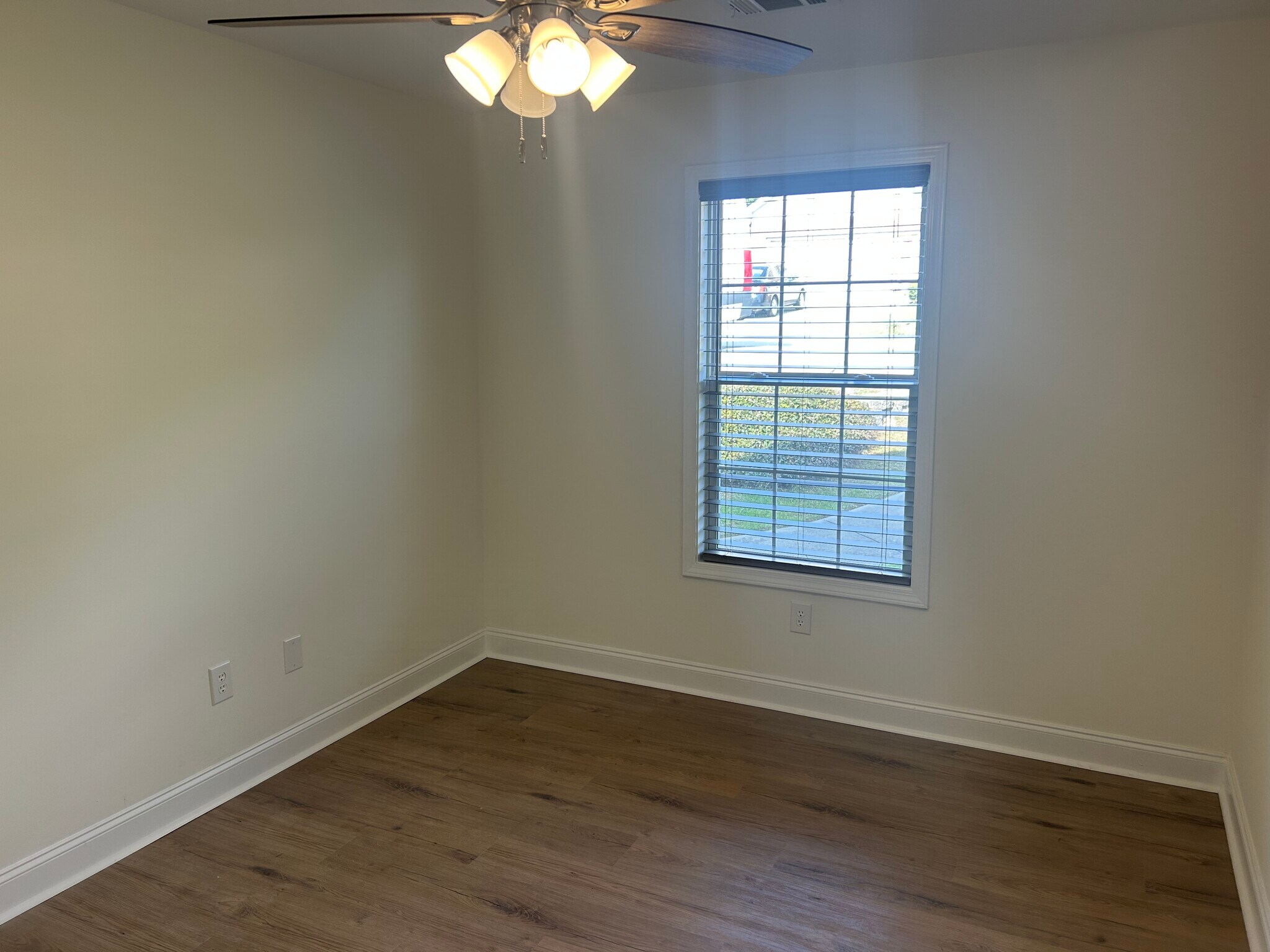 Building Photo - 151 Whispering Glen Cir