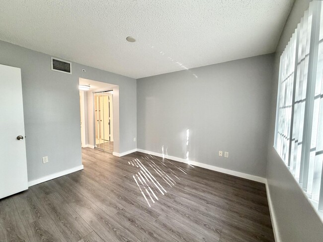 Building Photo - 1100 Crestwood Ct S