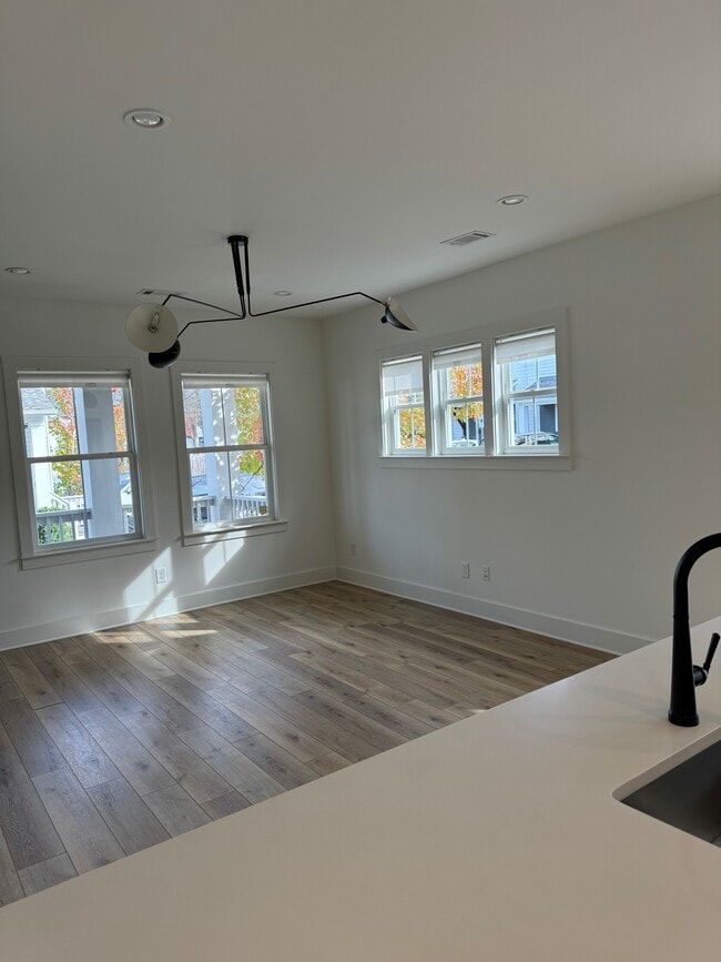 Building Photo - 509 Rosedale Ave