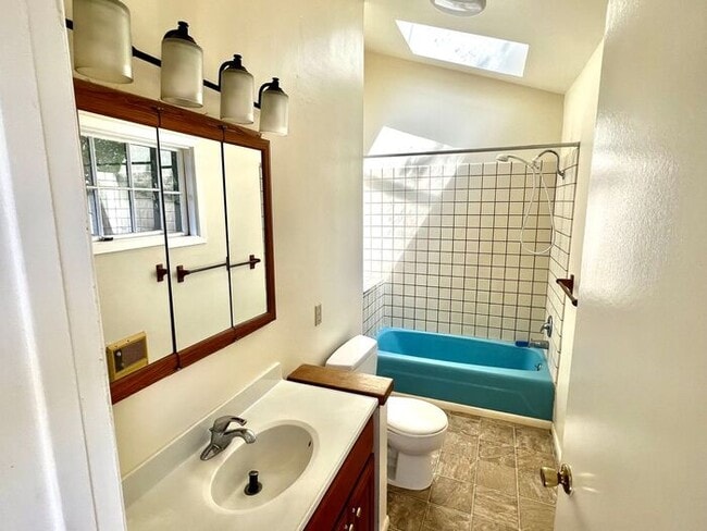 Building Photo - 5th Street Charm! Apply NOW!