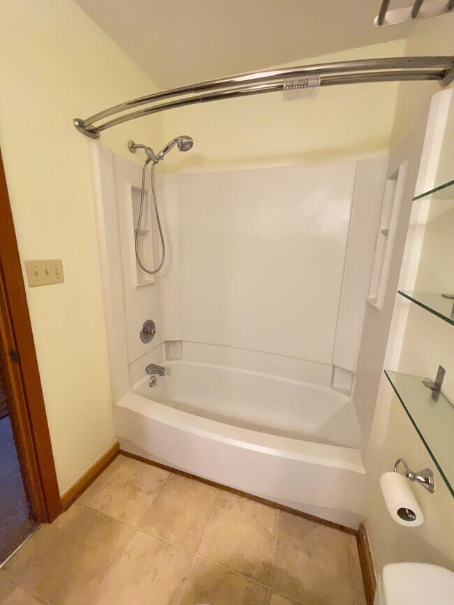 Building Photo - Lovely, updated 2br in Weatherhill. Great location & Carrboro charm!