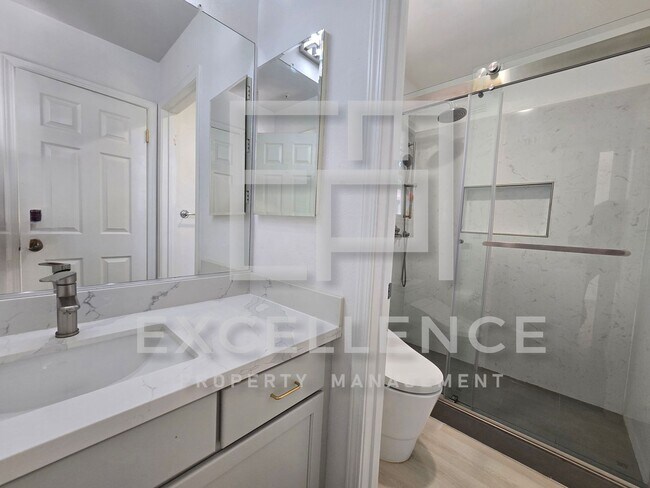 Building Photo - Beautifully Updated 3/2.5 House with Open ...
