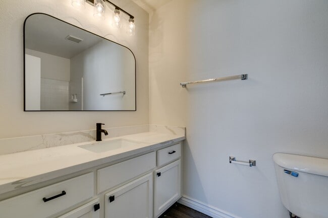 Building Photo - Stylish Townhouse Near the Strip with Dual Suites