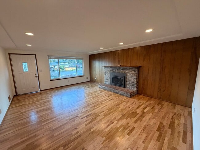 Building Photo - Beautiful Family Home in Tacoma!