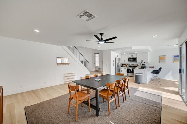 Building Photo - Furnished 4 bedroom home in the Lakes!