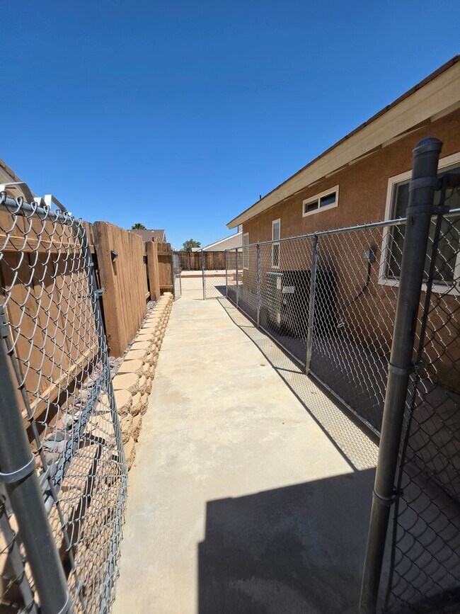 Building Photo - Spacious 4 Bedroom 2 bath Home in Victorville – Landscaping Included!