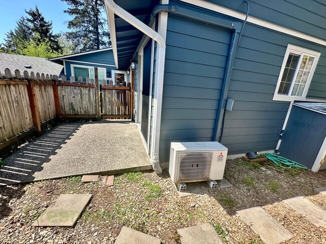 Building Photo - Awesome 2-Bedroom Condo Near Multnomah Vil...