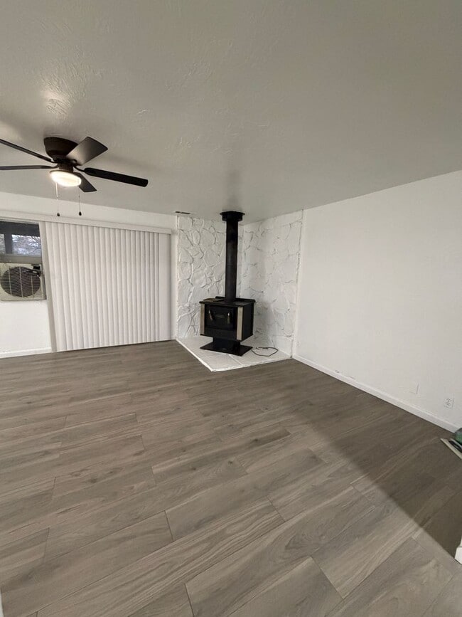 Building Photo - 14606 Riverside St