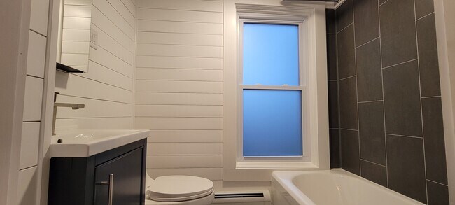 Building Photo - 187 Church St