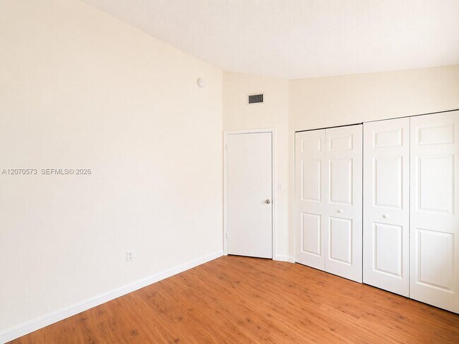 Building Photo - 6235 SW Kendale Lakes Cir