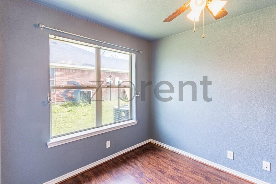 Building Photo - Unit