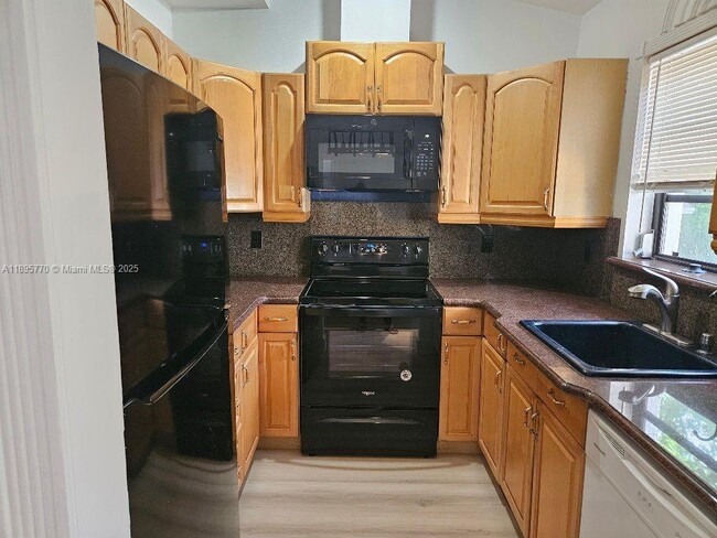 Building Photo - 1419 Crest Dr