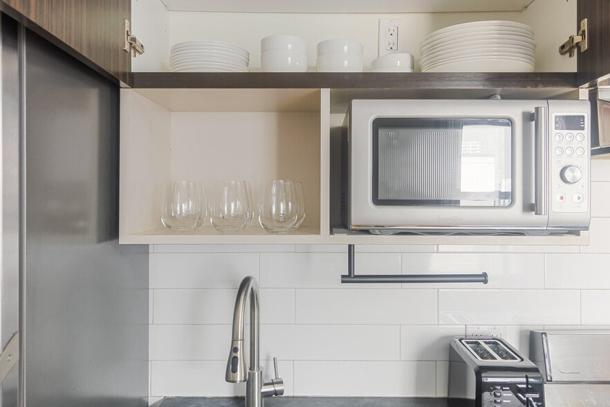 Building Photo - 515 W 47th St