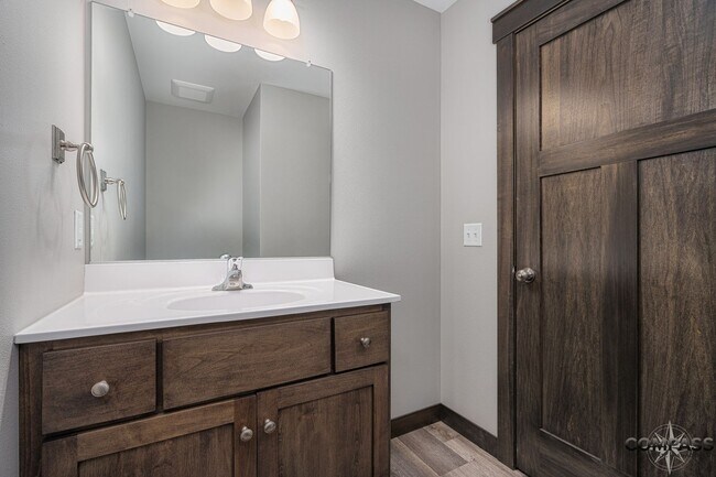 Building Photo - SPACIOUS AND MODERN TOWNHOME