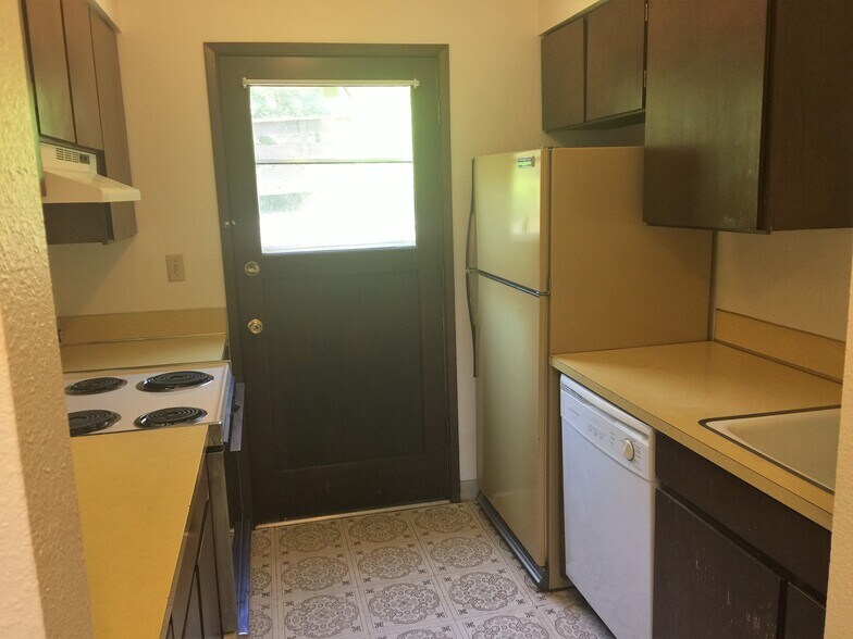 Building Photo - 600 SW Crestview St