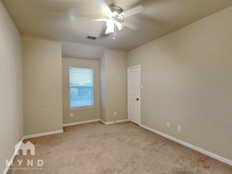 Building Photo - 5813 Valley Haven Way