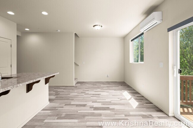 Building Photo - Eco-Friendly & Modern Townhome in Hazel Dell North