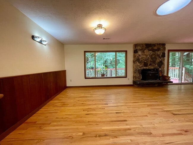 Building Photo - 4 bed, 3 bath split-level home in a private, forested setting (Bayside)