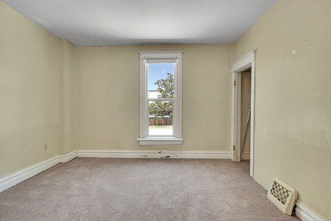 Building Photo - $2,395 - 2 Bed, 2 Bath Townhome in Great D...