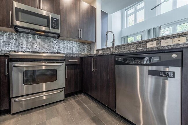 Building Photo - 1221 Caroline St NE