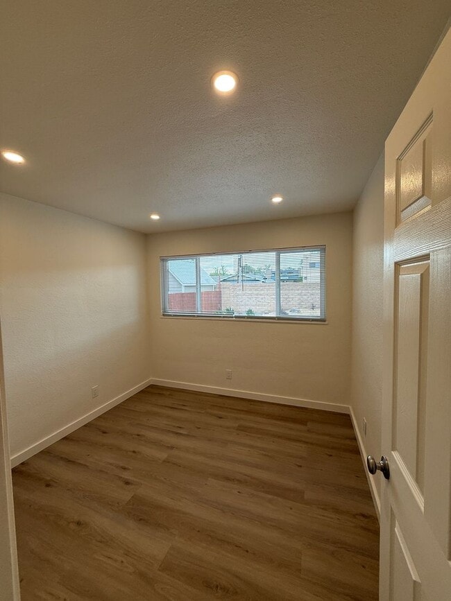 Building Photo - 750 Topaz Dr
