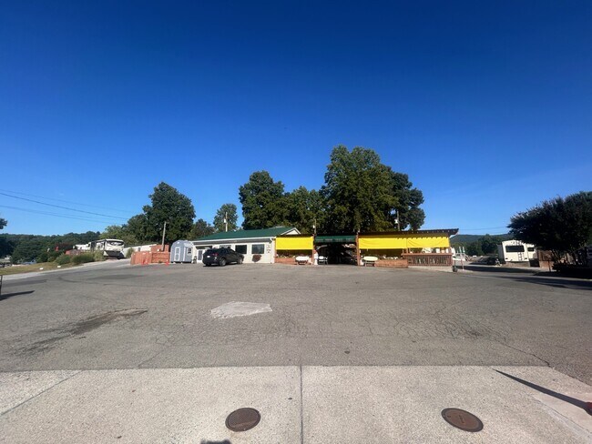 Building Photo - 1208 Trading Post Rd