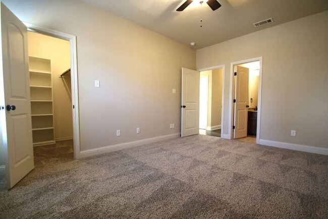 Building Photo - Beautifully Upgraded 3/2 Duplex w/ Garage & Fenced Yard | Off Camp Bowie!
