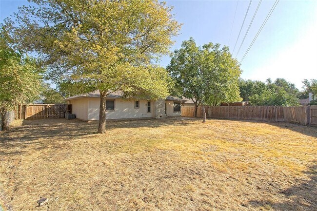 Building Photo - 914 Garden Meadow Dr