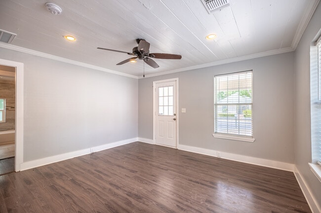 Building Photo - Charming East Austin 2BR w/ Character & Walkable Location