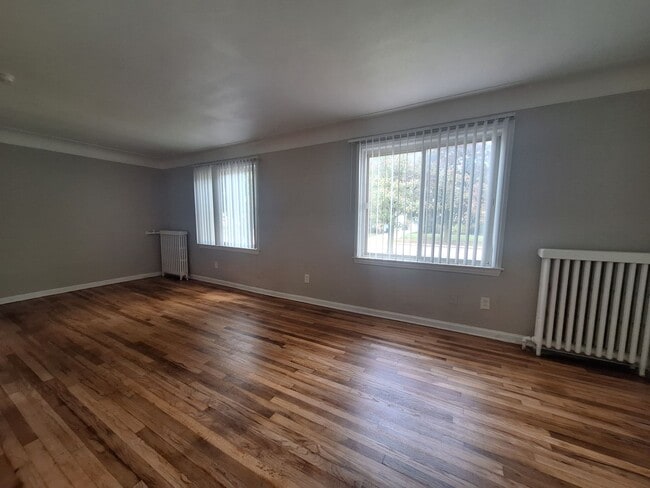 Building Photo - Harper Woods bungalow