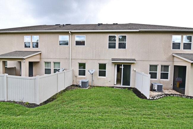 Building Photo - Lovely Town Home Available