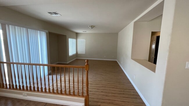 Building Photo - 2 STORY, 2,729 SQ FT HOME, 4 BEDROOMS, 3 BATHROOMS, A LOFT AND A 2 CAR GARAGE IN HENDERSON
