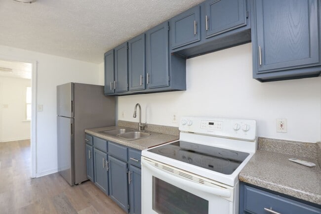 Building Photo - *MOVE IN SPECIAL*-Charming & Fully Updated...