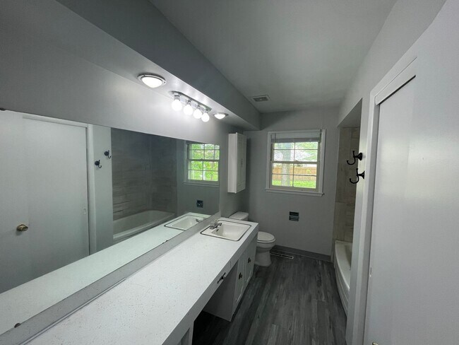 Building Photo - Beautiful 3 bedroom 1.5 bath waiting for you to call home .