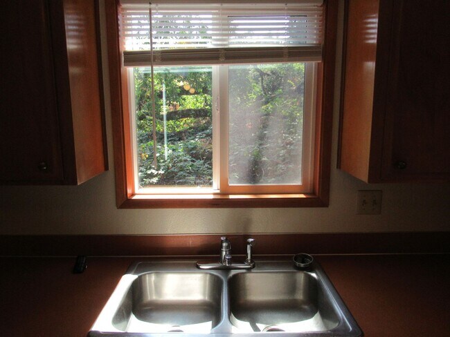 Building Photo - Large 2 bedroom w/ Garage