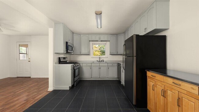 Building Photo - 206 E Skyview Rd