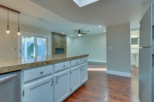 Building Photo - Summerlin!!!!!! 4 Bedrooms!! Bedroom Downs...