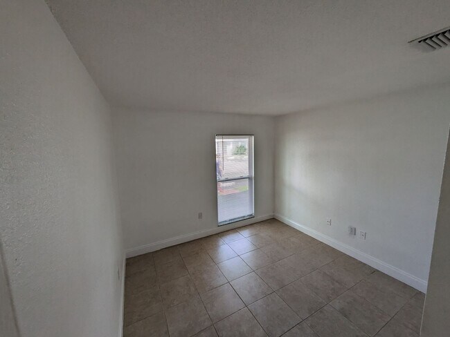 Building Photo - 3/2 Water/Sewer Incl