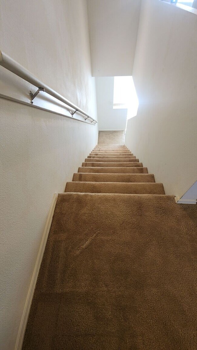 Building Photo - Great 2 Bedroom 1.5 Bath Townhome in Tuscany Village East of SR 16