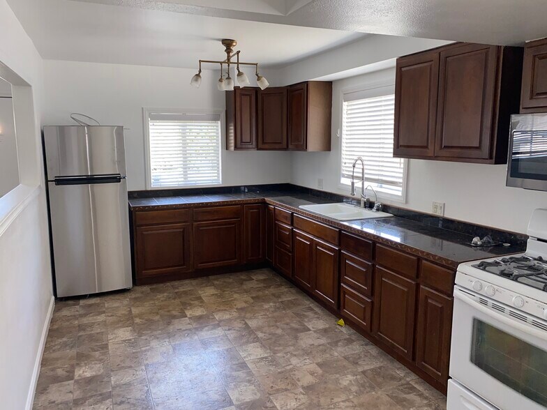 Beautiful Kitchen - 2108 Marshallfield Ln