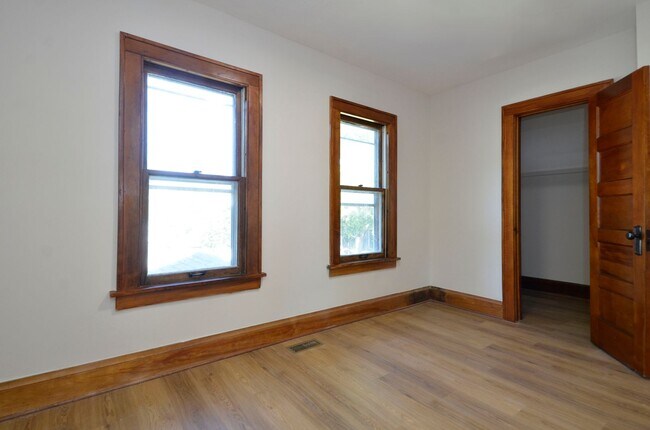Building Photo - Beautiful Updated 5-Bed 2-Bath Home in NE Minneapolis!