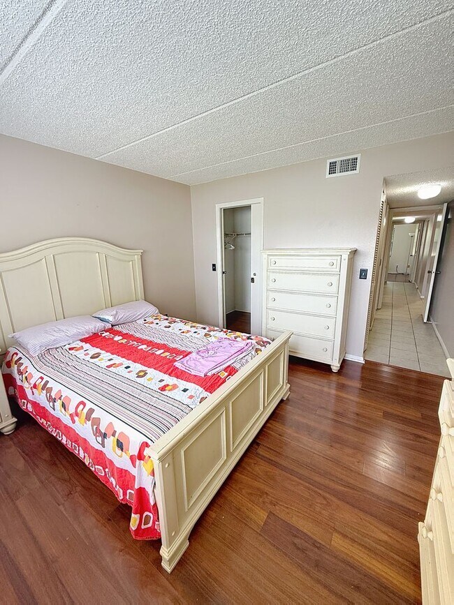 Building Photo - 217 Woodlake Wynde